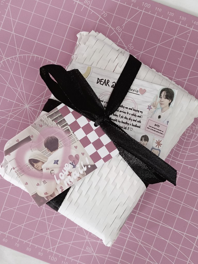 yrellwonnie's tweet photo. — happy mail .ᐟ #yrellmails 🌷
🦢 from : @jikooshaul
hello my first bts photocards are finally here ! sorry for the late feedback but i really love your packaging po, ang pretty 🤍 till our next ! https://t.co/0zQpLKwo6w