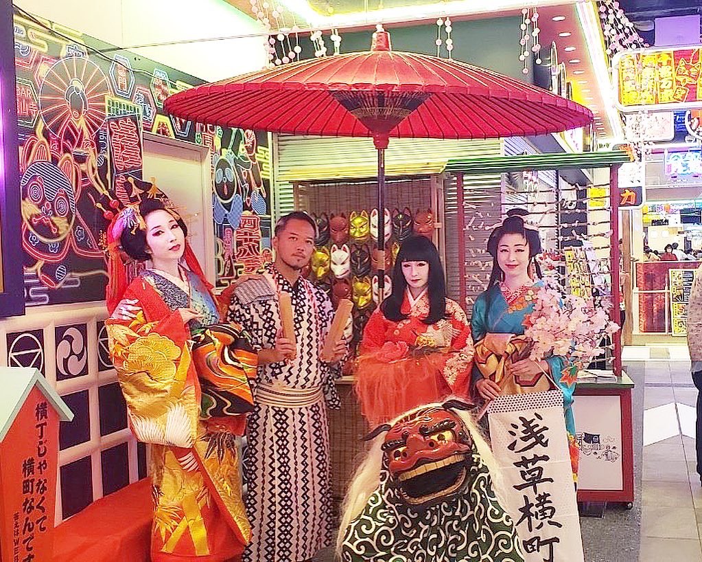 友光彩子 8月5日 金 18 30 19 30 浅草横町 にて右近屋の花魁道中 獅子五郎ちゃんのhappyカムカム ぜひ観に来て下さい このサイバーお江戸シティは私達にピッタリ T Co 9ryzipkadr Twitter