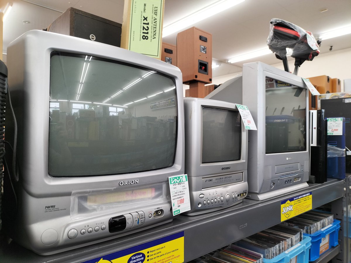 そこにあるだけで昭和レトロ感が溢れ出すブラウン管テレビ