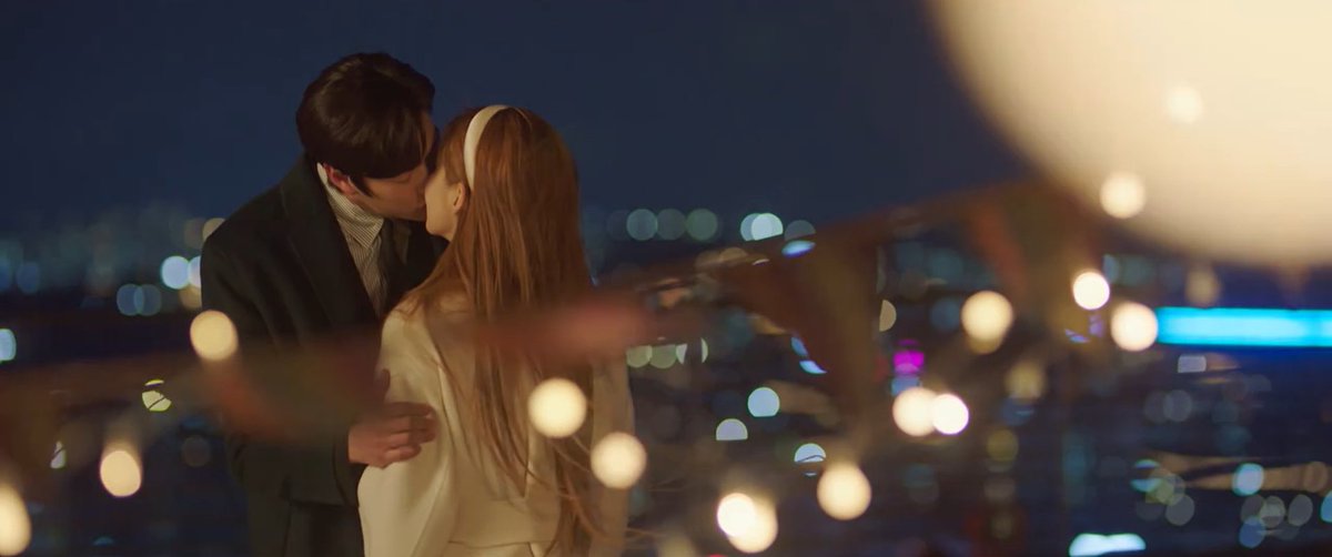 kdramaloveu's tweet photo. They barely got sweet time now 🥲 this is not romance drama hsbshsb
#JinxedAtFirst #JinxedAtFirstEp15 https://t.co/cVJGUcFmqT