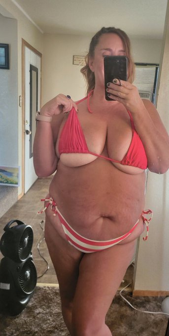 #bikinioftheday #fatchick #belly #tanlines https://t.co/zfGTBfOtY8