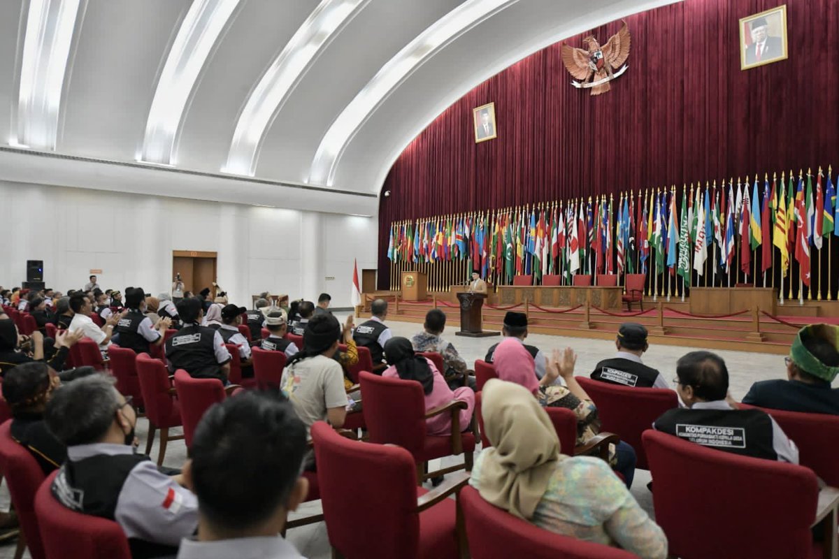ridwankamil's tweet photo. Memberikan sambutan sekaligus menutup Munas Komunitas Purna Bhakti Kepala Desa Seluruh Indonesia (Kompakdesi). Di Gedung Merdeka, Bandung. Semoga organisasi ini dapat bersinergi &amp; menjadi pondasi kuat agar NKRI semakin maju &amp; berkembang. #JabarJuara #IndonesiaJuara -admin- https://t.co/85Q8ebF8l5