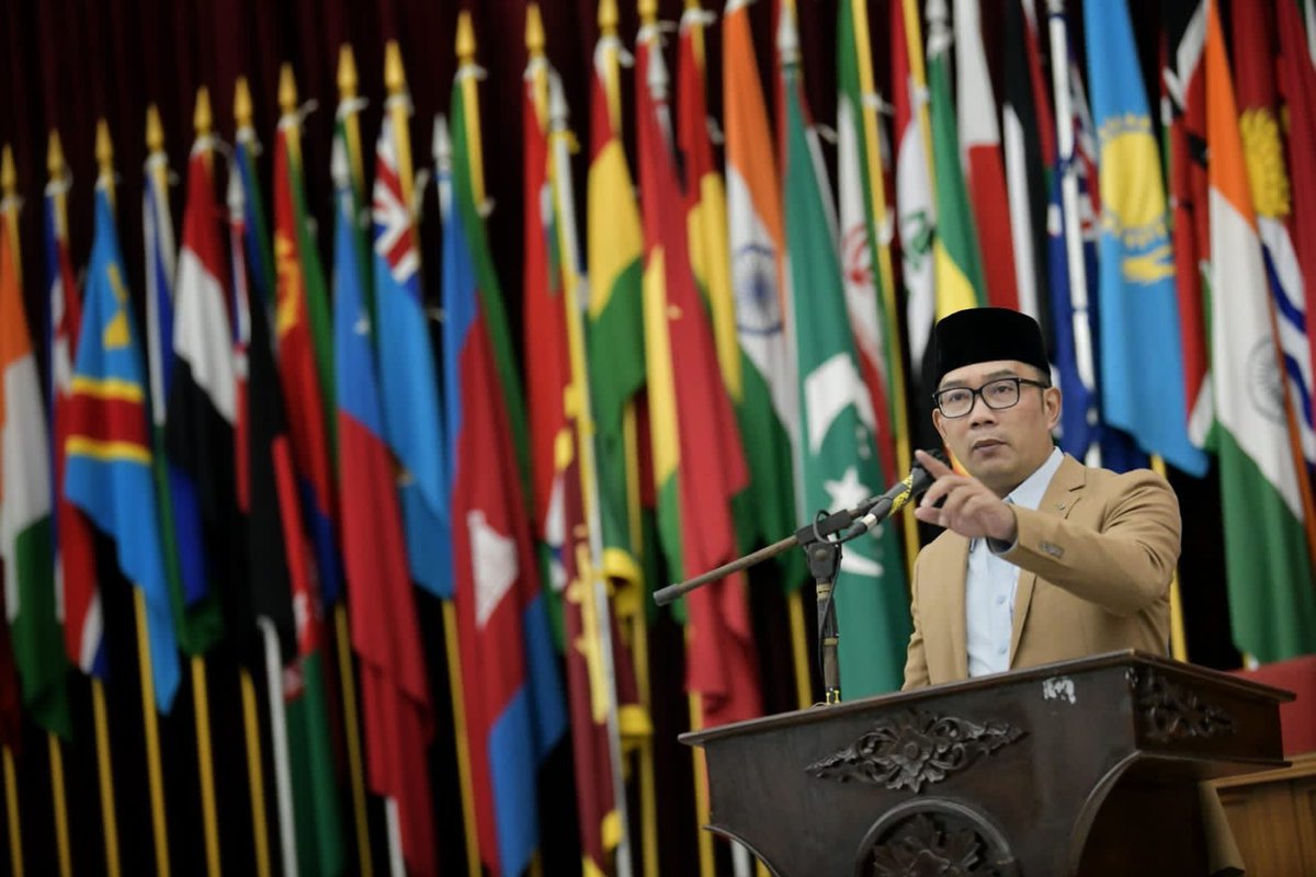 ridwankamil's tweet photo. Memberikan sambutan sekaligus menutup Munas Komunitas Purna Bhakti Kepala Desa Seluruh Indonesia (Kompakdesi). Di Gedung Merdeka, Bandung. Semoga organisasi ini dapat bersinergi &amp; menjadi pondasi kuat agar NKRI semakin maju &amp; berkembang. #JabarJuara #IndonesiaJuara -admin- https://t.co/85Q8ebF8l5