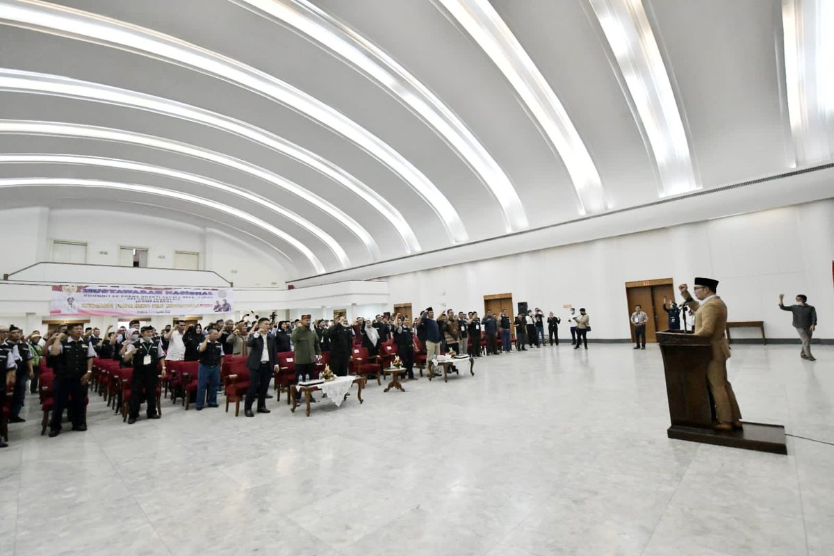 ridwankamil's tweet photo. Memberikan sambutan sekaligus menutup Munas Komunitas Purna Bhakti Kepala Desa Seluruh Indonesia (Kompakdesi). Di Gedung Merdeka, Bandung. Semoga organisasi ini dapat bersinergi &amp; menjadi pondasi kuat agar NKRI semakin maju &amp; berkembang. #JabarJuara #IndonesiaJuara -admin- https://t.co/85Q8ebF8l5