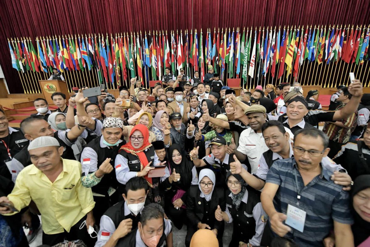 ridwankamil's tweet photo. Memberikan sambutan sekaligus menutup Munas Komunitas Purna Bhakti Kepala Desa Seluruh Indonesia (Kompakdesi). Di Gedung Merdeka, Bandung. Semoga organisasi ini dapat bersinergi &amp; menjadi pondasi kuat agar NKRI semakin maju &amp; berkembang. #JabarJuara #IndonesiaJuara -admin- https://t.co/85Q8ebF8l5