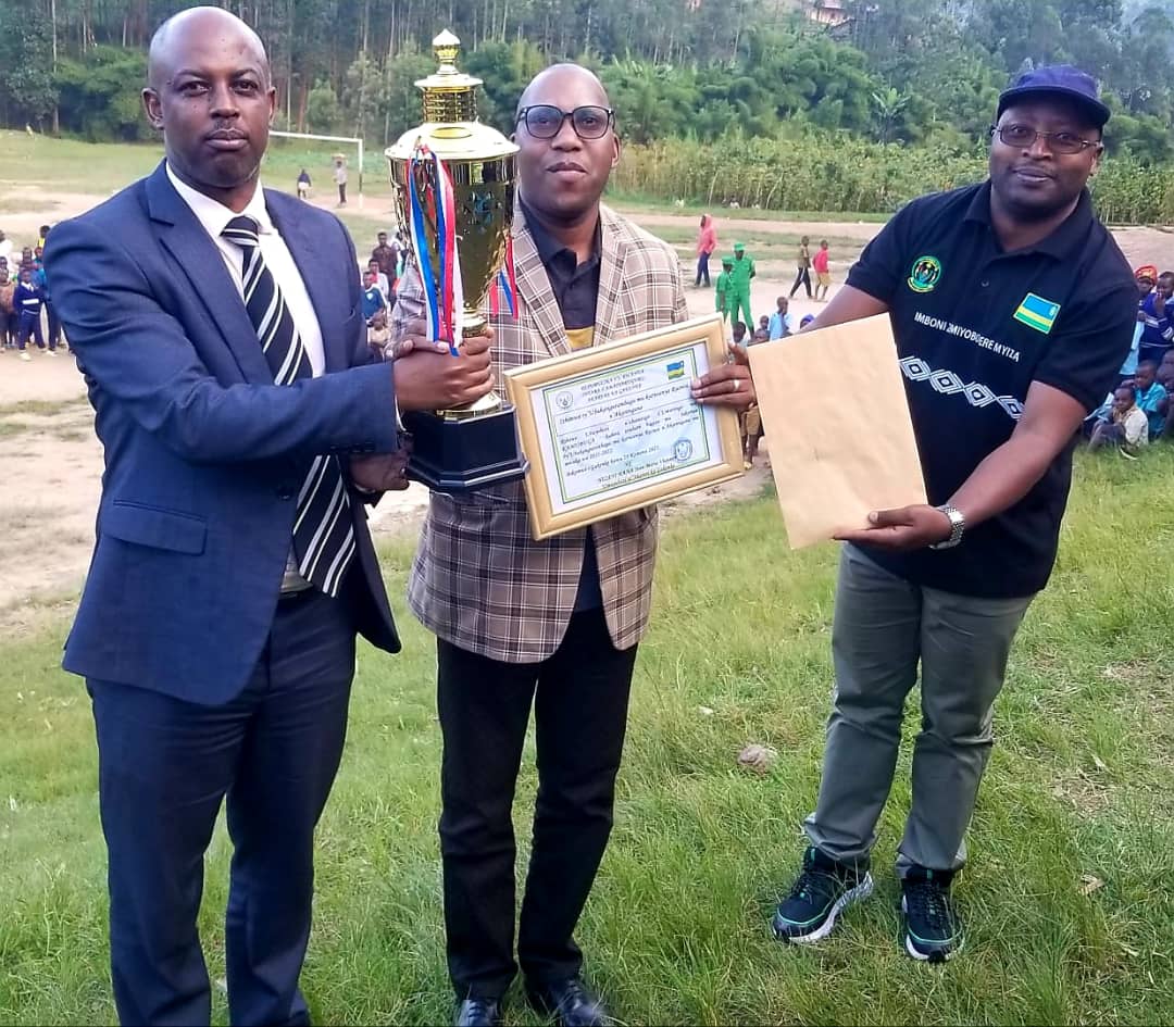 KamubugaS's tweet photo. @gakenkedistrict, Abaturage ba @Kamubugasect barashimira ES @inzizabosco wimuriwe mu murenge wa GASHENYI nyuma y'imyaka 4 amaze abayobora. Barashima ko cyabaye igihe cyo kwesa imihigo no gutwara ibikombe @RwandaLocalGov @gatjmv @NyirarugeroD @MushaijaGeoffr3 @NizeyimanaJmv13 https://t.co/pstrEoGFKU