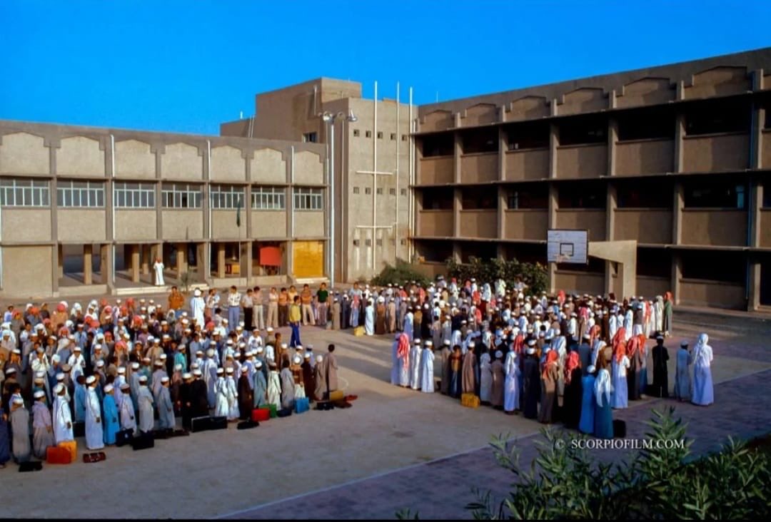 وأرجعيني إلى أسـوارِ مدرسـتي وأرجعي الحبرَ والطبشورَ والكتبا