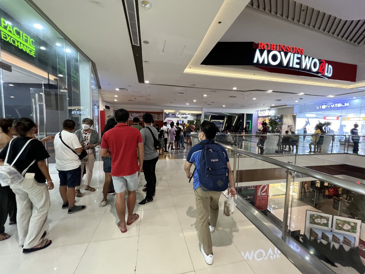 JevelsonM's tweet photo. @Vincentiments__ Eto po. Di na ko naka pic sa loob ng cinema. Pero punong puno po sa loob. Yung iba dyan sa last full show na siguro inabot. https://t.co/h6HzVjAfA4