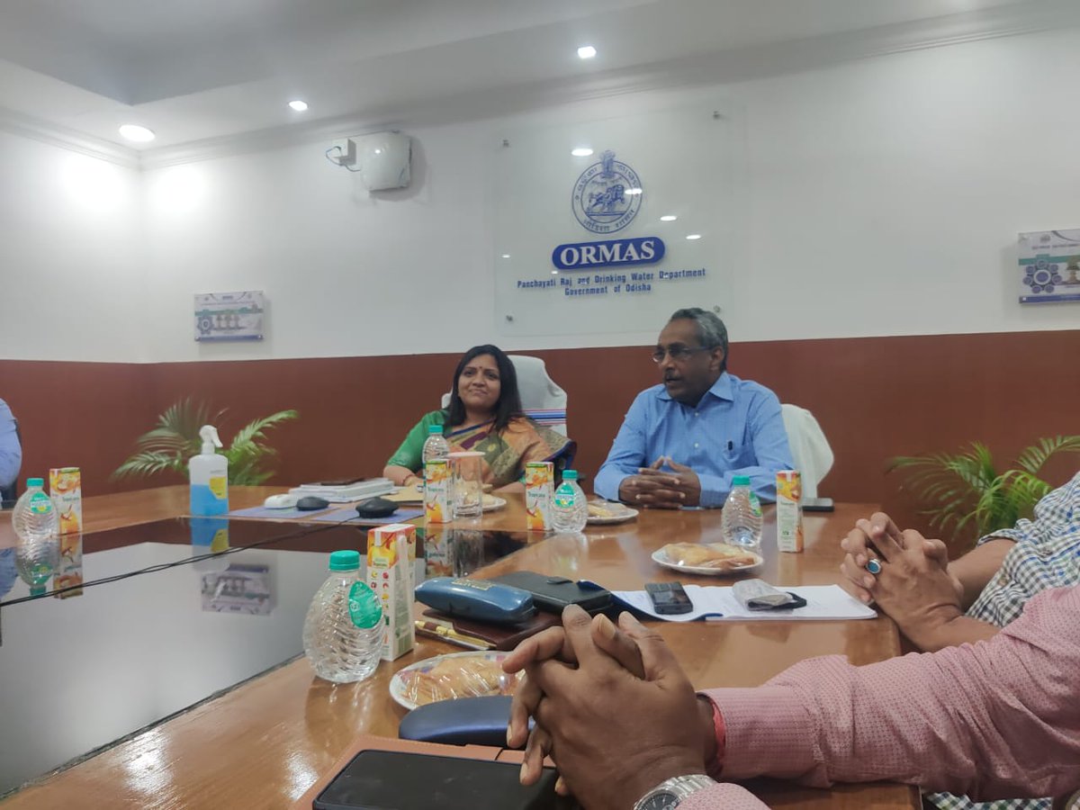 sidbiofficial's tweet photo. Shri V S V Rao, DMD, #SIDBI and ORMAS CEO discussed for convergence to support rural #livelihoodcreation and #capacitydevelopment of artisans.
#artentrepreneurs #Handlooms #Artisans #Akam https://t.co/zoqLzsz4hJ