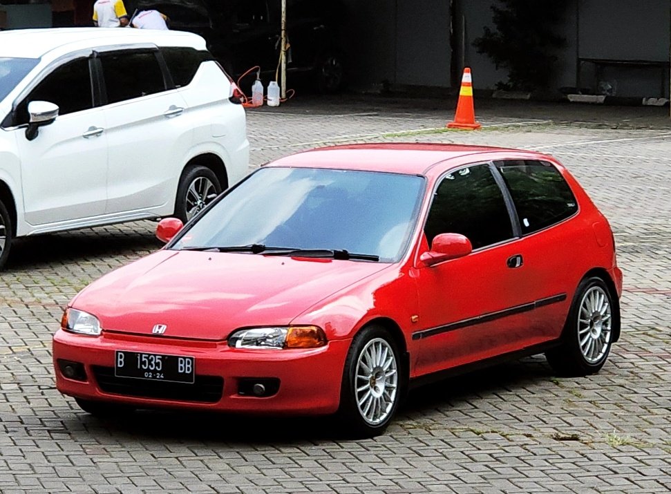 Kalau uangnya belum cukup, nggak perlu maksa sampe kredit mobil baru, mobil bekas sambil perbaikin dikit dikit juga masih enak dilihat kok