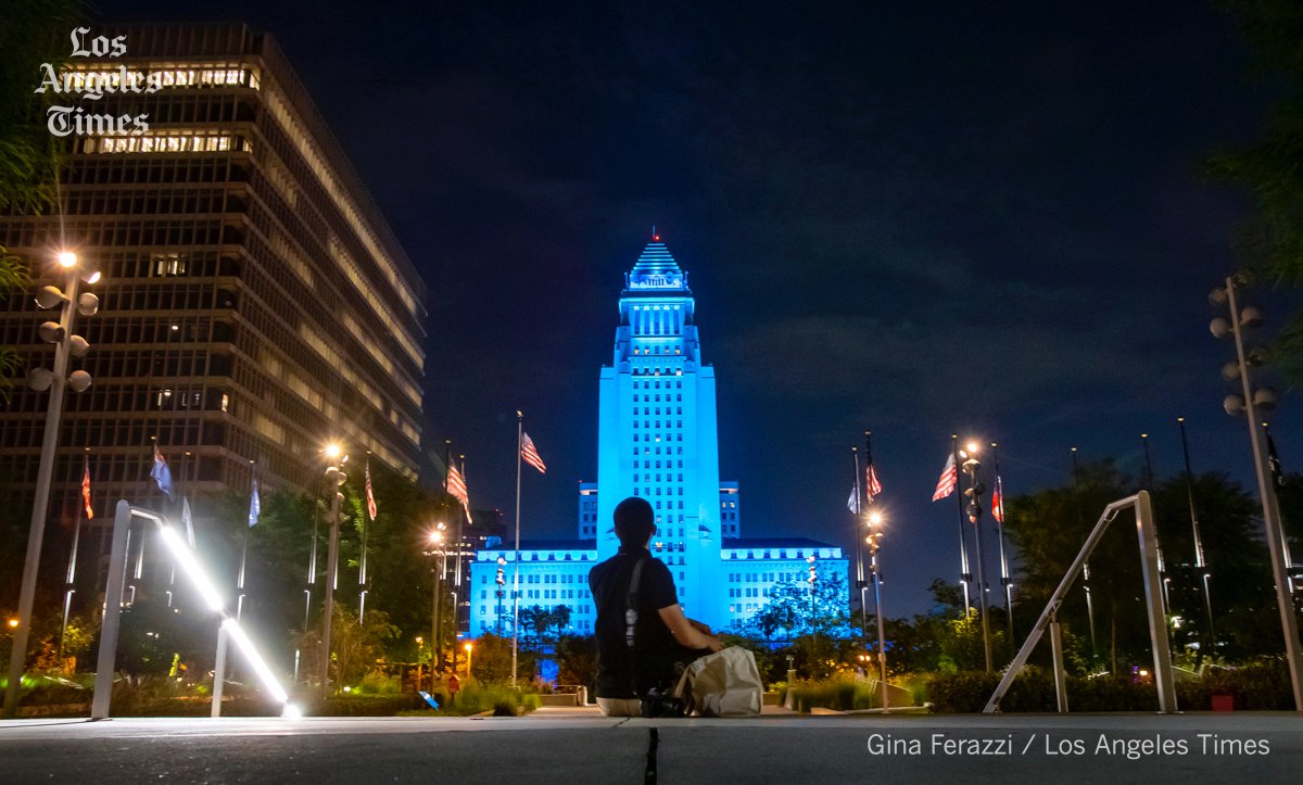 LA City Hall is lit up in Dodger blue Weds night to honor the late Hall of Fame announcer Vin Scully who passed away Tuesday at the age of 94 <a href="/TheVinScully/">Vin Scully</a> <a href="/Dodgers/">Los Angeles Dodgers</a>
