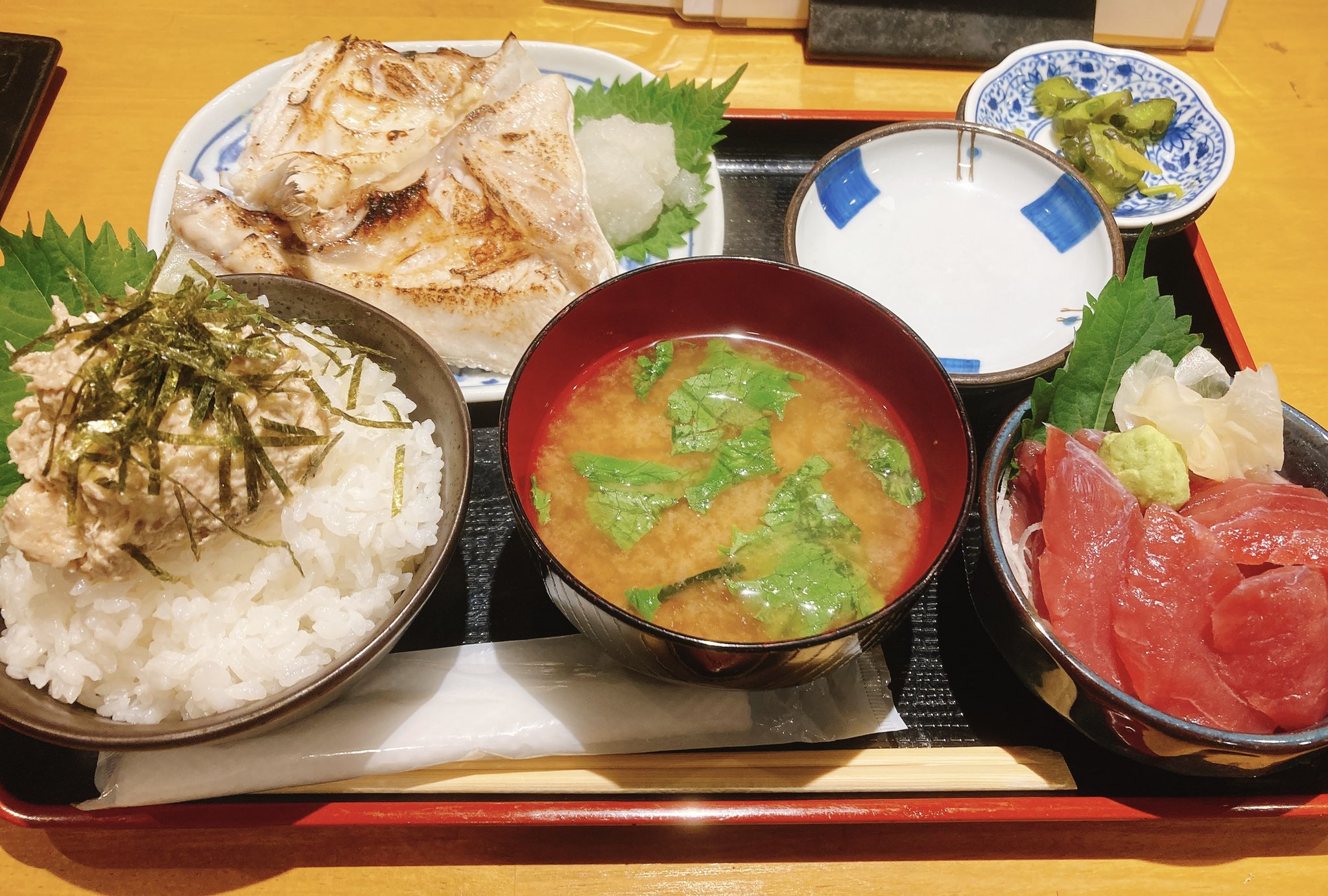 Silverblossom 魚菜はざま 白身カマ焼き定食 マグロカマ パサつくかな と思って白身にしたけど 刺身3種はマグロのみだった様子 お得だけど普通の美味しさなので マグロのために再訪するかは微妙ではある T Co Fpgh8rlh0m Twitter