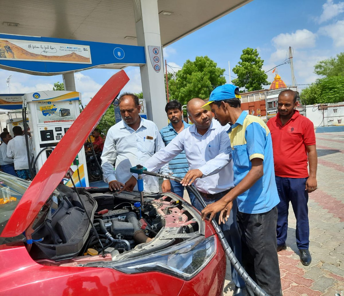 BPCLGas_UP2_APR's tweet photo. As part of Azadi Ka Amrit Mahotsav, CGD Amethi Pratapgarh and Raebareli have organized Suraksha Mein Seva campaign across 5 No. Of CNG stations where in we have given safety training to our Compressor Operators, Driver/Helper, supervisor, DSMs and Dealers. #BPCL #BGRL https://t.co/6AkGWP3TLR