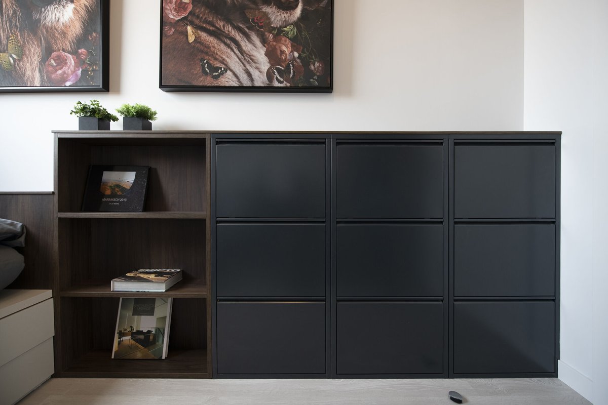 bysincro's tweet image. Mueble zapatero compacto y estrecho con 9 compartimientos para tener ordenado todo el calzado🥾👟, y con 3 estantes para guardar libros u otros objetos 📚 . Una solución perfecta de almacenaje que no ocupa demasiado espacio y que contribuye con la estética de este dormitorio.