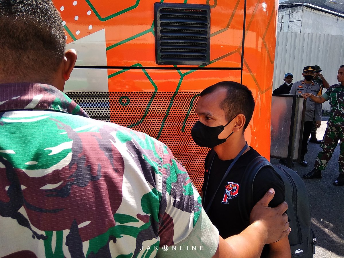 JakOnline's tweet photo. Tim Persija sudah sampai di Makassar dan langsung menuju ke Pare-Pare.
Persiapan dan kedatangan yang lumayan singkat untuk laga tandang.
Semangat, Macan!!
#UpdateJO https://t.co/TQoIPIHegP