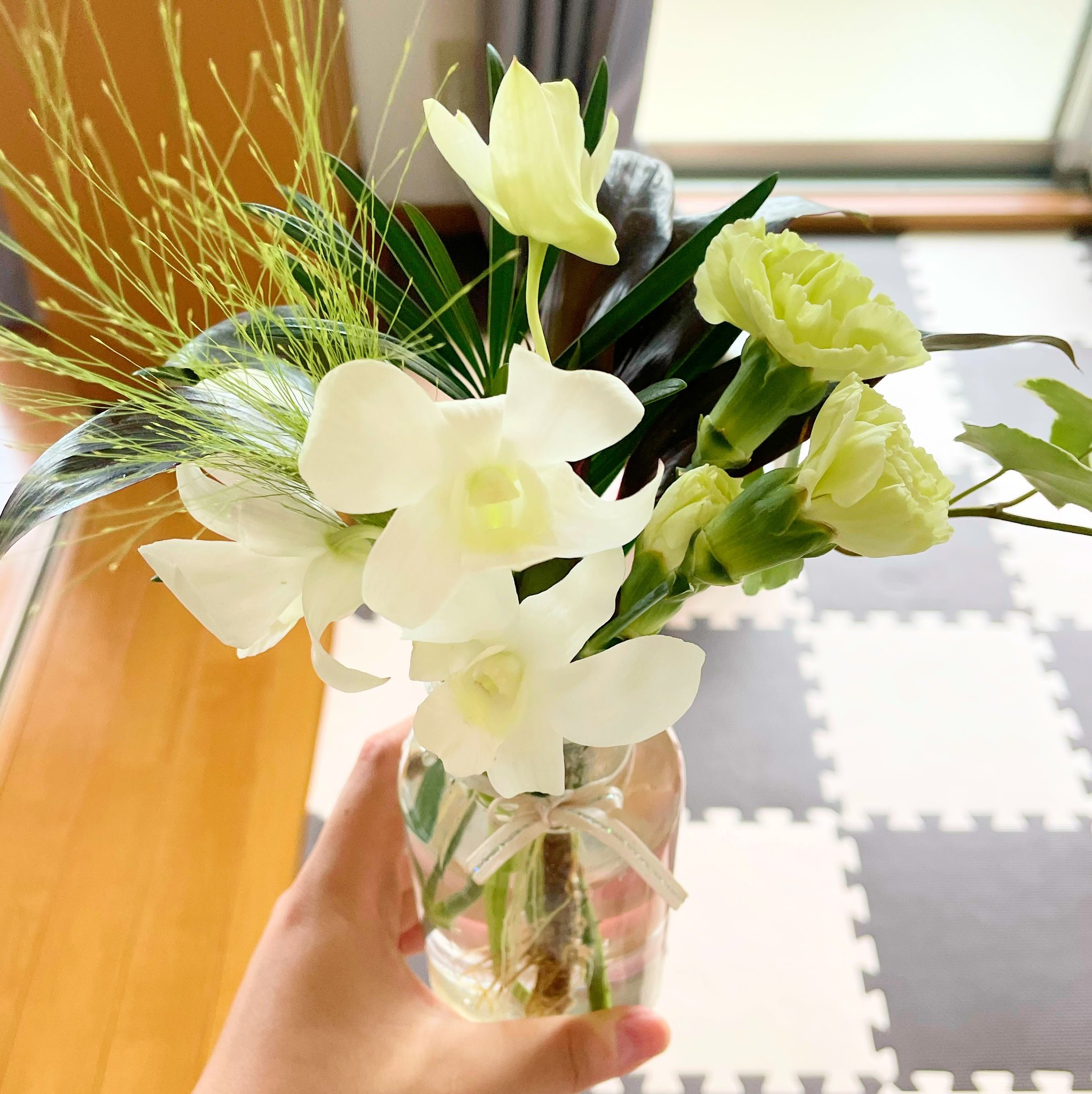 Memoire Angela お花の定期便 今週は 白のお花が届きました デンファレ スプレーカーネーション スモークグラス の３つの組み合わせ デンファレの花言葉は 魅力 なんだそうです 私の好きなお花の一つです 白と緑の組み合わせもbest