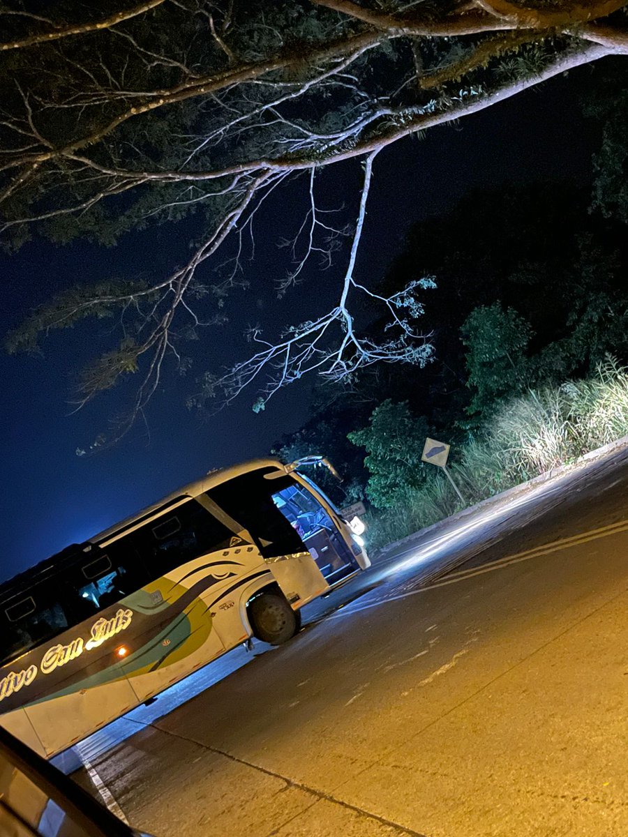 ls_guzmanc's tweet photo. #ControlOperativo
Esta noche realizamos el control del cierre programado de la vía Cuenca-Molleturo en Tamarindo y la Y de Sayausí con la Dirección de Asuntos Internos de la @CTEcuador ante denuncias ciudadanas.
Se procedió a retornar a quienes pretendían pasar fuera de horario. https://t.co/Al2W33bRoE