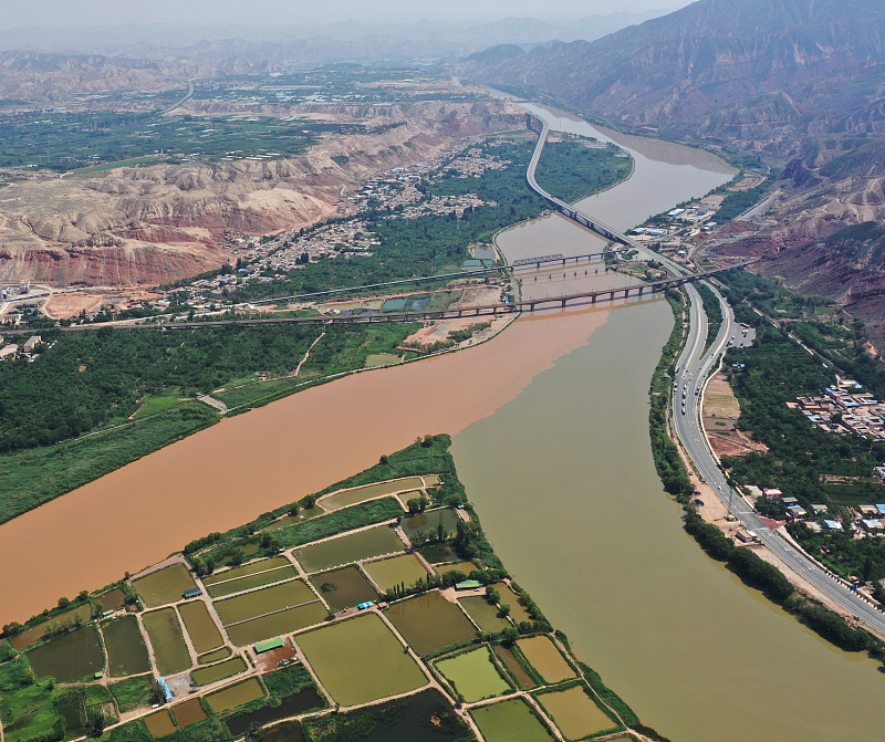 ExploreGansu's tweet photo. 💦🎨🌊A masterpiece of nature: When the Huangshui River converges into the #Bapanxia Reservoir after a heavy rainfall, it forms a strong contrast between turbid water and clear water. #CharmingGansu #GansuView #SummerinGansu https://t.co/U00J1Y5KAv