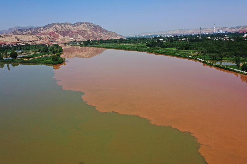 ExploreGansu's tweet photo. 💦🎨🌊A masterpiece of nature: When the Huangshui River converges into the #Bapanxia Reservoir after a heavy rainfall, it forms a strong contrast between turbid water and clear water. #CharmingGansu #GansuView #SummerinGansu https://t.co/U00J1Y5KAv