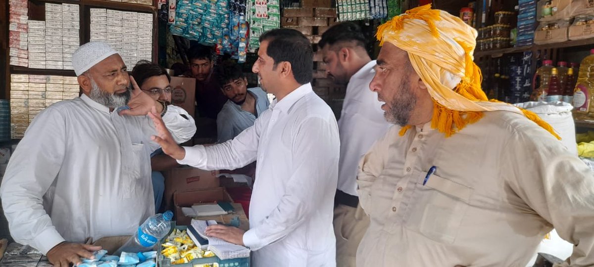 DCGRW's tweet photo. ڈپٹی کمشنرسائرہ عمرکی ہدایات پرپرائس کنٹرول مجسٹریٹس اشیائے خوردونوش کی قیمتیں چیک کرنے کیلئے مخلتف بازاروں، مارکیٹوں، دوکانوں کادورہ کرتے ہوئے مہنگے داموں فروخت کرنے والوں کوجرمانے عائدکررہے ہیں

#Gujranwala 
#PricesControl

@CS_Punjab 
@CommissionerGu3 https://t.co/jsTpChhsK6