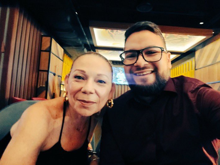 damaris_suarez's tweet photo. Otra fotito. Pasándola bien. #Asppro #Cope22 #DistritoTMobile #ComeLiveItUp #VenVivelo #PuertoRico https://t.co/kh1Ym0MW8P