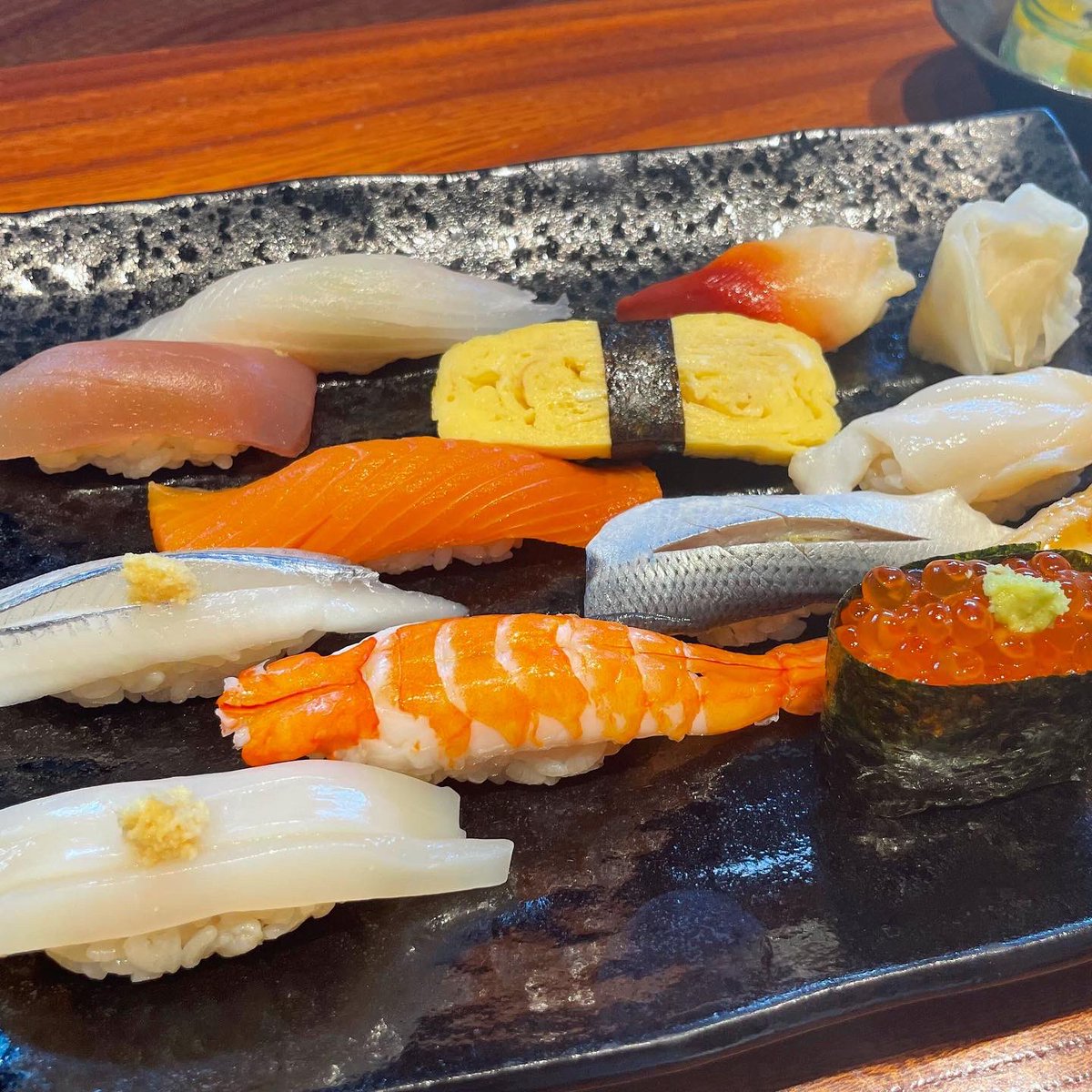 Jr赤羽駅 から徒歩8分のところにある 鮨dining藤 は 美味しい お寿司 ランチを気軽に楽しめるお店 お寿司に使われている肉厚なネタは その日に仕入れた新鮮なものを使用しているとのこと 今日はお寿司の日 というときは ぜひ足を運んでみてはいかがでしょうか