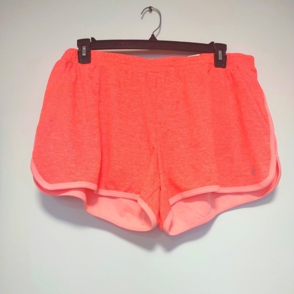 Britany82060809's tweet photo. So good I had to share! Check out all the items I'm loving on @Poshmarkapp from @MichelleMcNabb7 @IamShapeShifter #poshmark #fashion #style #shopmycloset #xersion #modainternational #chicsoul: https://t.co/xHX55Qfjm9 https://t.co/FF97wXwJdg