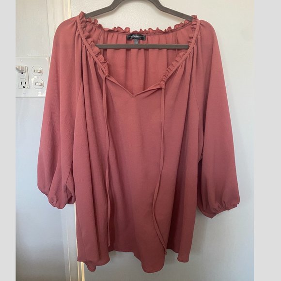 Britany82060809's tweet photo. So good I had to share! Check out all the items I'm loving on @Poshmarkapp from @MichelleMcNabb7 @IamShapeShifter #poshmark #fashion #style #shopmycloset #xersion #modainternational #chicsoul: https://t.co/xHX55Qfjm9 https://t.co/FF97wXwJdg