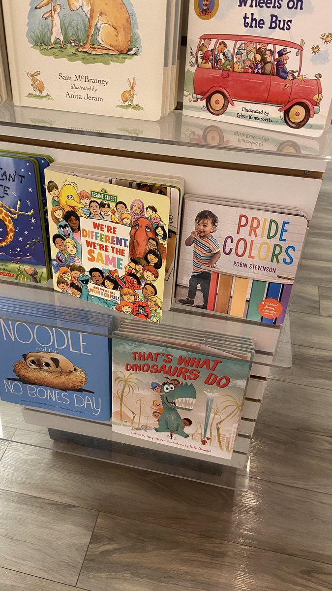 TTtheTRex2's tweet photo. Book store🇨🇦
#おうち英語　応援させて下さい
#英語　気楽に
#セサミストリート
#プライド https://t.co/a8QWQpmQwS