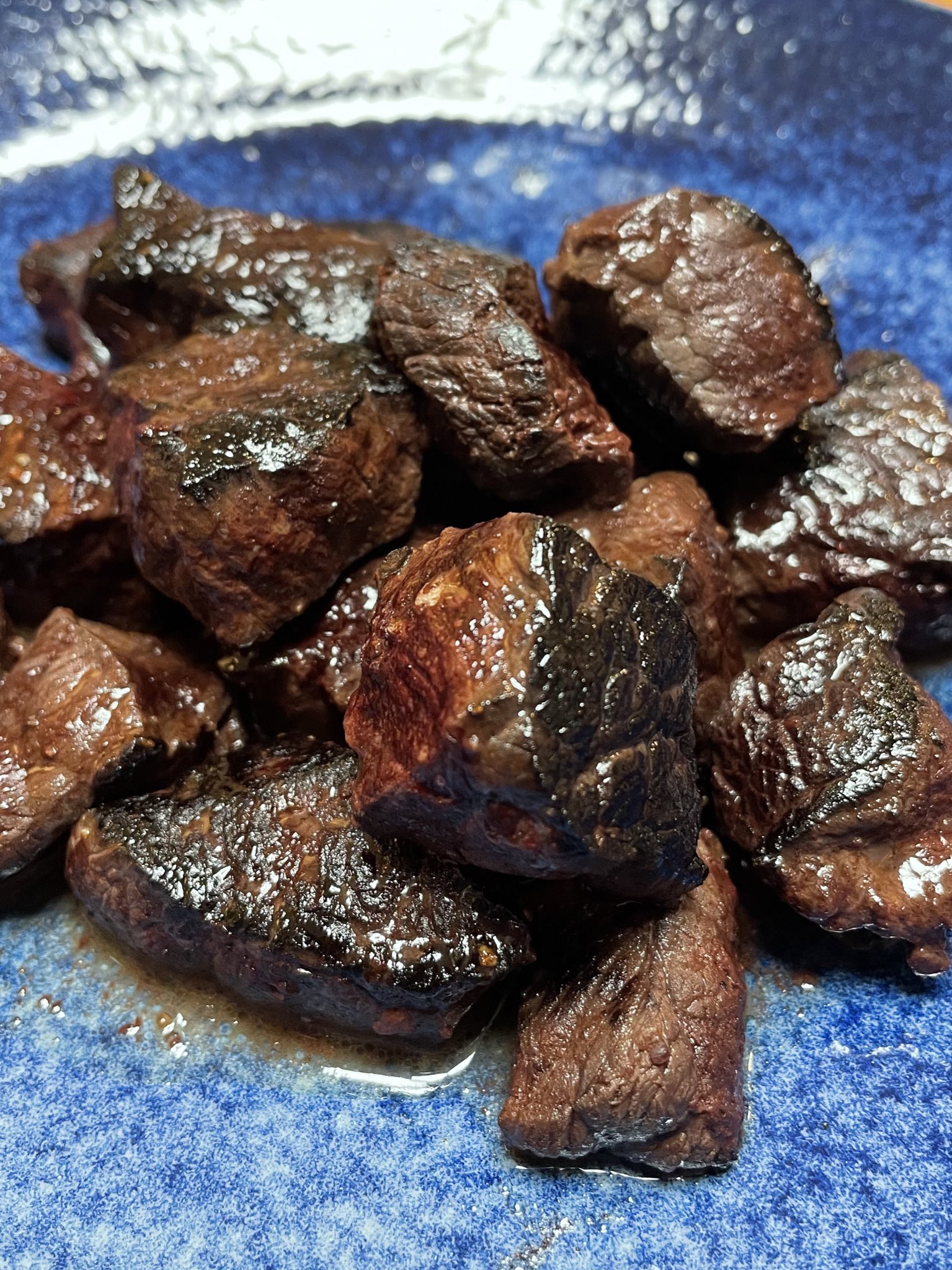 森田釣竿 Rt Kjshibawan ツチクジラのステーキ もー 超旨い牛肉の赤身を10倍にした感じ 初めて食べたのですがビックリしました 赤身の良い所しか無い 噛むほどに赤身の旨味が口に溢れて 飲み込むのが勿体無くて 釣竿さんと海苔子さんの