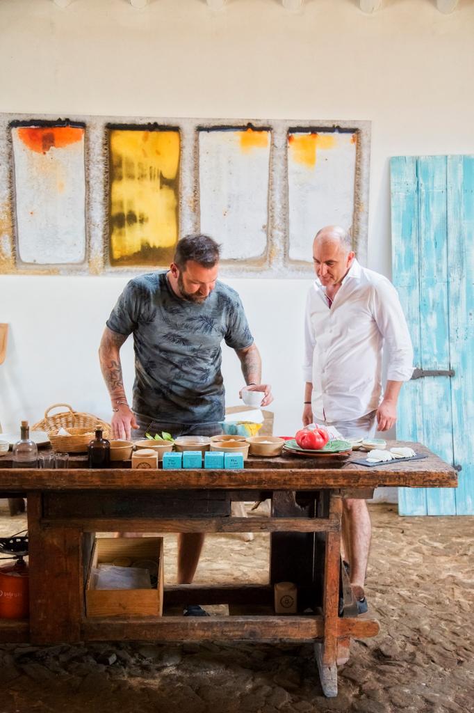 We entered the 5th episode of the show "On The Road" by Tirolesa (the only border crossing in the world). On this river, you get to know stories of smuggling and others... In the salt pans of Salmarim, chef Ljubomir got his hands dirty and created a special blend of fleur de sel.