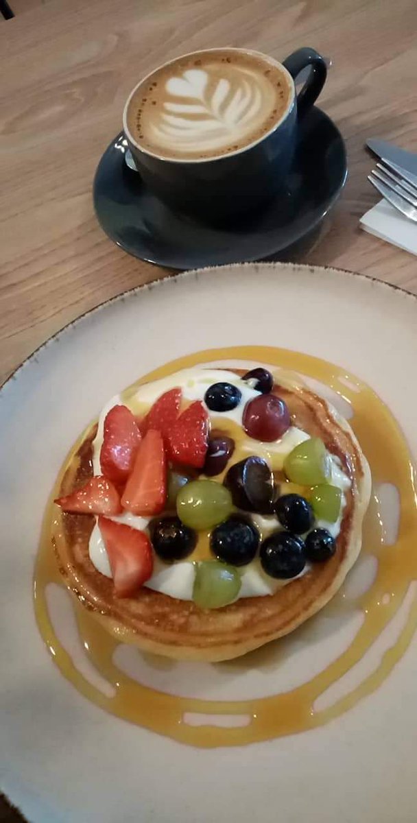 s1_tracey's tweet photo. I'm in Ennis today &amp; its buzzing!! Breakfast (actually dessert before dinner) at Mondos, &amp; the coffee is superb! #overtheborder #MondosEnnis #Ennis #TheBannerCounty #TheWestOfIreland https://t.co/jw5a2k4Uqc