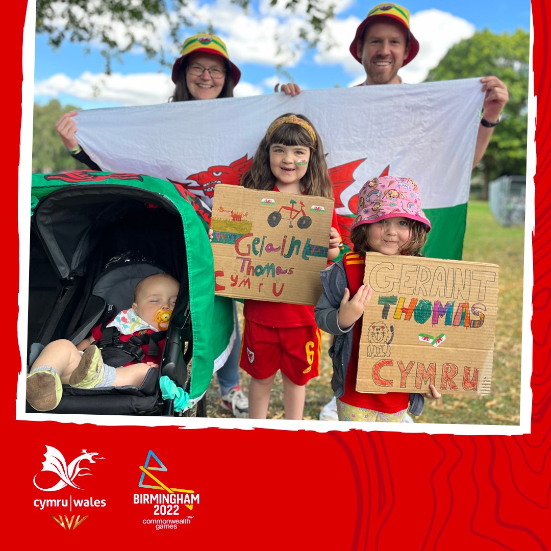 TeamWales's tweet photo. 🏴󠁧󠁢󠁷󠁬󠁳󠁿 Yn falch i fod yn Tim Cymru!

The @GeraintThomas86 fan club is out in force at West Park ahead of this afternoon's Time Trial. Pob lwc!

#TîmCymru | #TeamWales https://t.co/c89jLnvSUJ