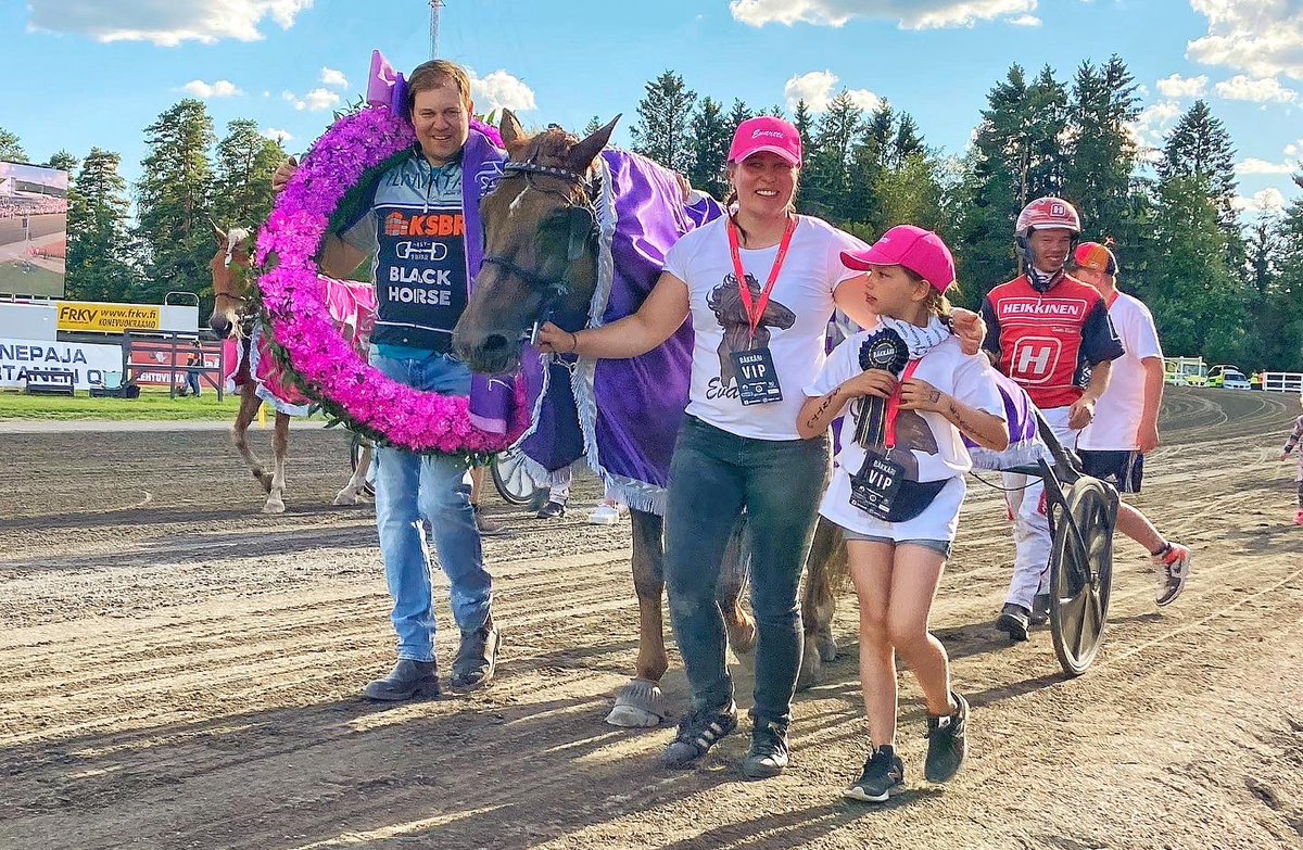 TiinaNaula's tweet photo. Ravikuningatar Suven Sametti 💖 Ravikuningas Evartti 💜 Upeat ravikuninkaalliset Forssan Pilvenmäen Kuninkuusraveissa 2022. Tässä vielä muutama ottamani kuva hallitsijaparista. #ravit #Kuninkuusravit #SuvenSametti #Evartti @Pilvenmaki @Kunkkarit #Forssa https://t.co/sszb5XL262
