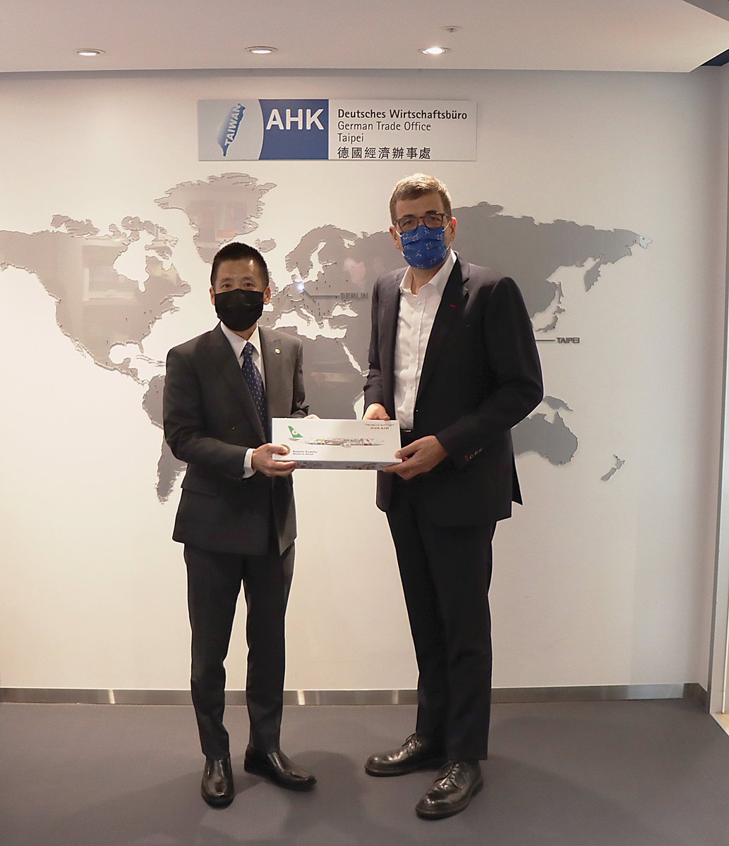 DE_Taiwan's tweet photo. On August 3, we welcomed Mr. Barry Lin, Junior Vice President from the Business Department of Eva Airways Corporation, and his team to our office. After over 25 years, Eva Airways will launch a nonstop flight from Taoyuan to Munich later this year.
#PartnerInTaiwan https://t.co/FXOPZwyAoH