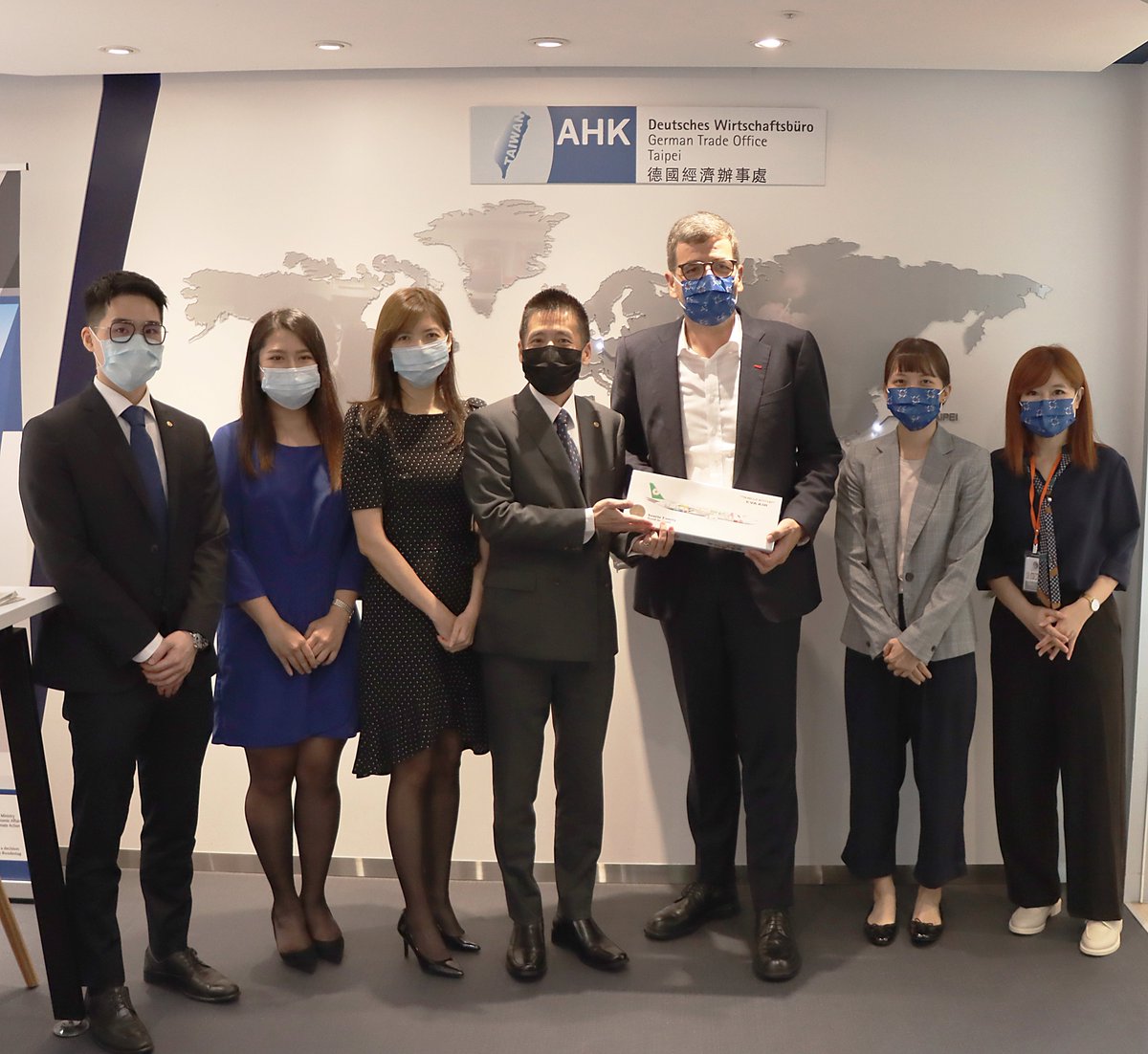 DE_Taiwan's tweet photo. On August 3, we welcomed Mr. Barry Lin, Junior Vice President from the Business Department of Eva Airways Corporation, and his team to our office. After over 25 years, Eva Airways will launch a nonstop flight from Taoyuan to Munich later this year.
#PartnerInTaiwan https://t.co/FXOPZwyAoH