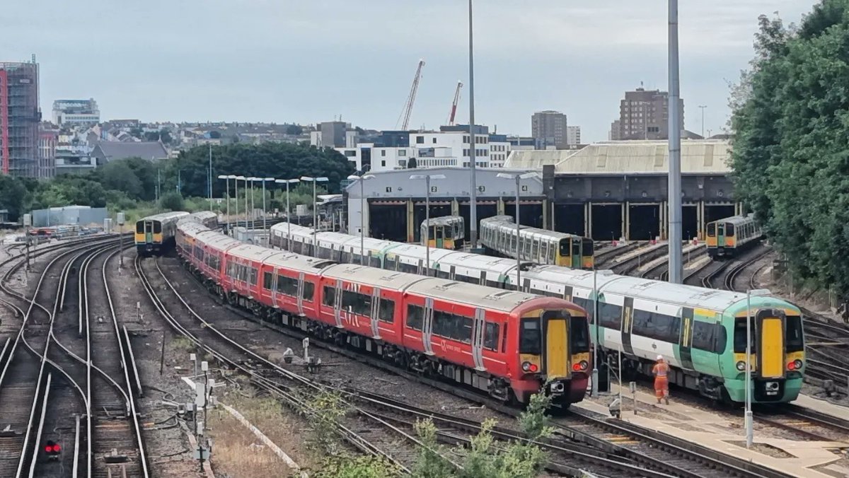 I must admit, commuting from Brighton to London does have its perks & its great to see so much colour here. Love Brighton! Happy Pride Weekend and have a great weekend all 🌞🌈😍
#prideweekend #Class313 #Class377 #Class700 #Thameslink #GatEx #TMRGUK #Pride #VariousMultipleUnits