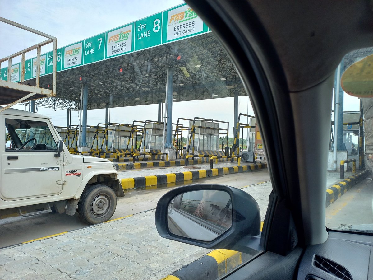 bhatikamlendra1's tweet photo. No respite from jam after tagging u also at Jaipur-ajmer ring road stuck from last 1 hour . 
System not working ,so they are taking cash .why cash ?? If cash then y fastag?@narendramodi @PMOIndia @nitin_gadkari @NHAI_Official https://t.co/m6pT1e64N8
