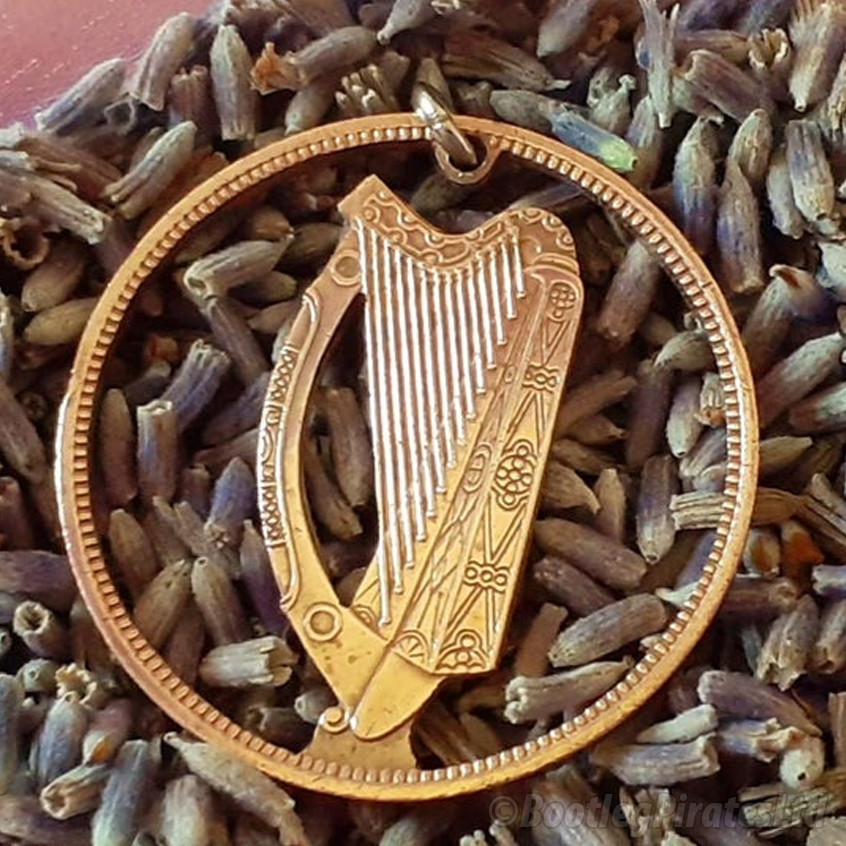 BootlegPirates1's tweet photo. Irish harp, cut on an old pre-decimal Irish copper penny and is currently one of my biggest sellers.
https://t.co/pcRFKUZvzT
#Jewelry #HandMadeJewelry #Jewellery #HandCutCoin #ShopSmall #ShopIndie #UKSmallBiz #UKCraft #Coins #SupportSmallBiz #Ireland #Irish #Harp #Guinness https://t.co/B2LvDlxQxv