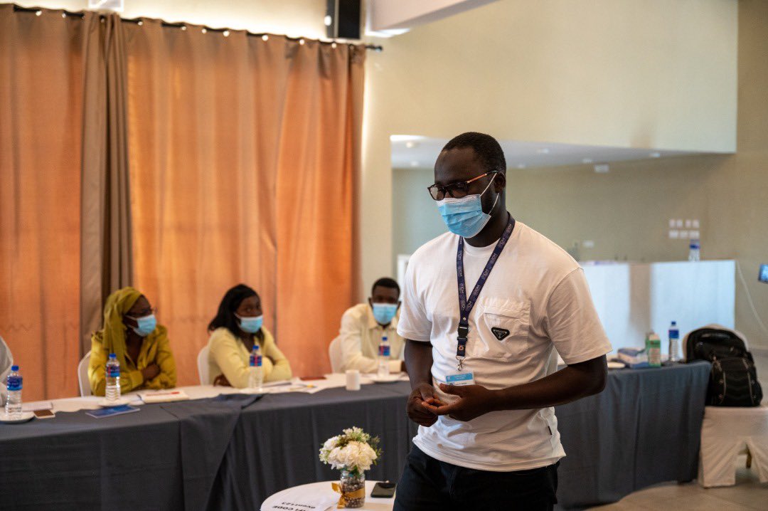 IOMTheGambia's tweet photo. Youth in The Gambia use  social media platforms to discuss key national issues.

With the aim of promoting accurate and balanced #migration discourse, last week we training 2⃣0⃣ online influencers on:

🔵Key migration terms
🔵International migration law
🔵Return and reintegration https://t.co/AUec3AG7SZ