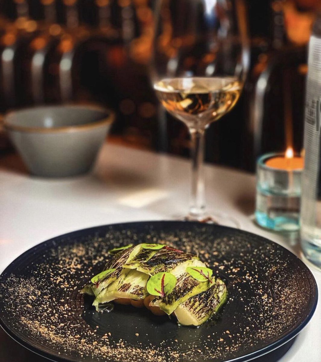 National White Wine Day on August 4 is the perfect opportunity to enjoy a glass of this very versatile drink. White wines make for great apéritifs before a meal, a suitable companion to fish or white meat dishes, and a great accompaniment to dessert. crisp little tipple.

#wine