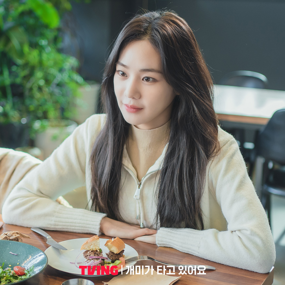 저기 두 분.. 주식 공부하는 거 맞죠? 묘하게 달달한 주식메이트📈 한지은X홍종현 스틸 공개! 떡상기원 주식공감 드라마 <개미가 타고 있어요>...