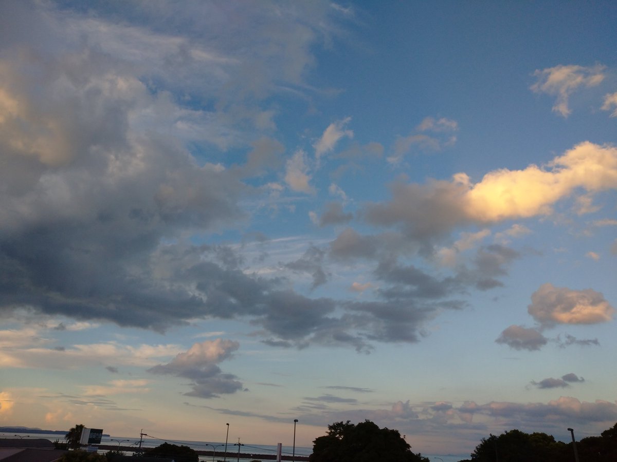 ～2022.08.04～
#綺麗な空#空の写真が好きな人と繋がりたい#空の写真撮るのが好きな人と繋がりたい#綺麗な景色が好き#空はキャンパス#空の写真#空#雲#みらっこ旅#ワレワレハオオイタジンダ

 夕暮れ時は儚い✨
