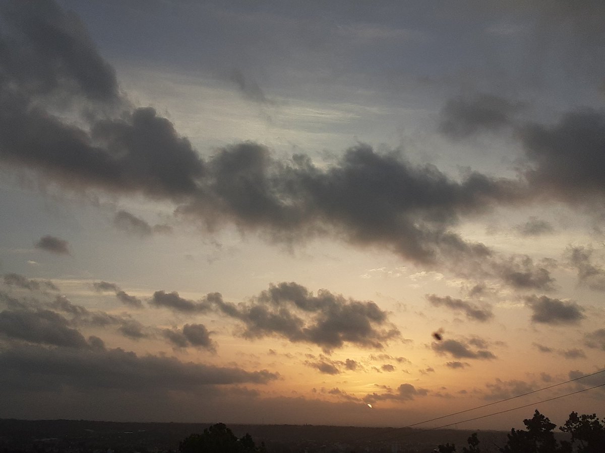 WeatherRD's tweet photo. Muy buenos días. Feliz jueves. #sunrise #sunrisephotography #conpartetuamanecer @maiz_julio #ThePlotoHour #StormHour https://t.co/REabQ8FsJk