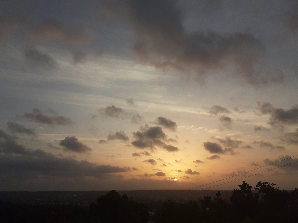 WeatherRD's tweet photo. Muy buenos días. Feliz jueves. #sunrise #sunrisephotography #conpartetuamanecer @maiz_julio #ThePlotoHour #StormHour https://t.co/REabQ8FsJk