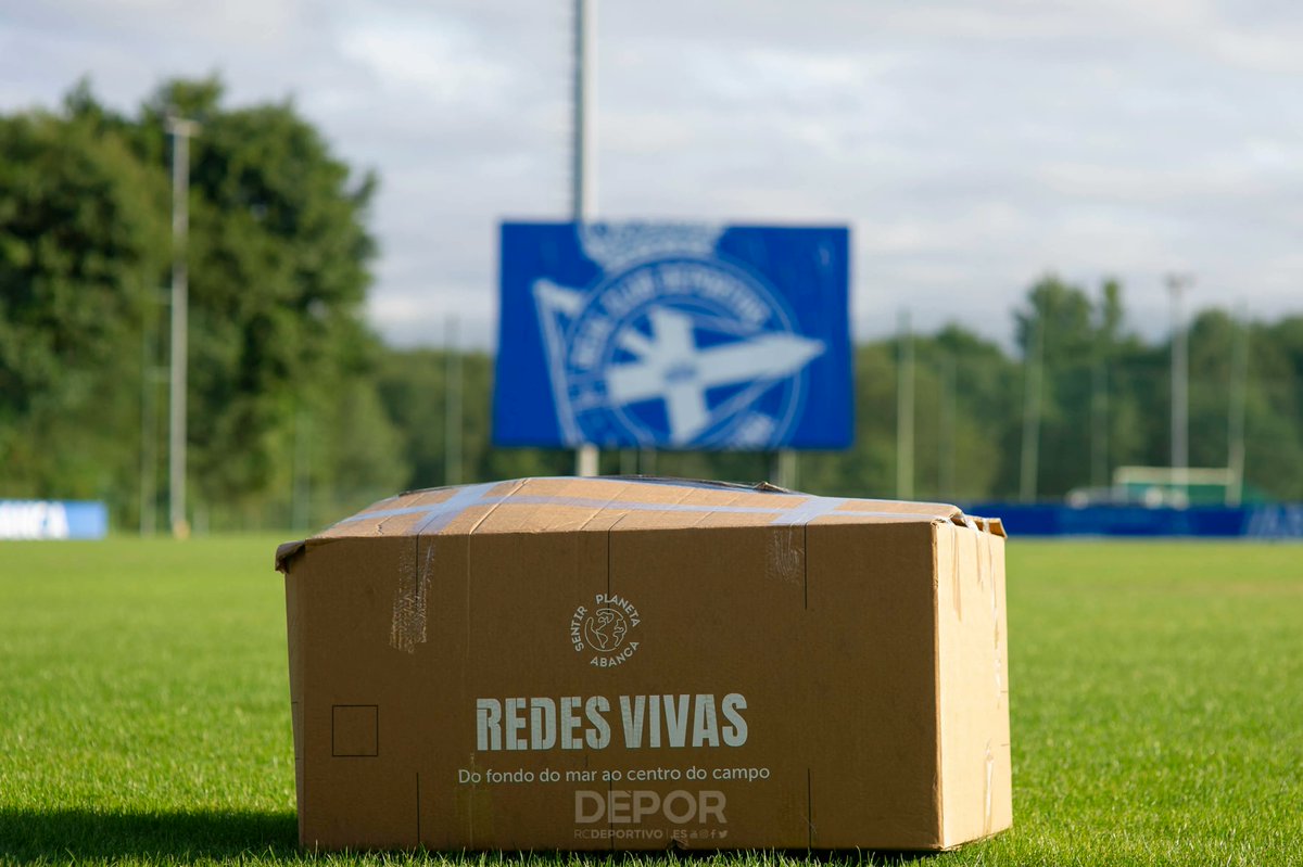 RCDeportivo's tweet photo. #FundaciónRCDeportivo | #RSC Hoxe recibimos n #anosacasa, na Cidade Deportiva de Abegondo, as redes recuperadas para o noso uso dentro do proxecto #RedesVivas ♻️ de @SomosABANCA. Encantados de colaborar no coidado dos nosos mares: GALICIA AZUL 🌊 💙 🌊 #ONOSOCOMPROMISO https://t.co/6fu9dchabU