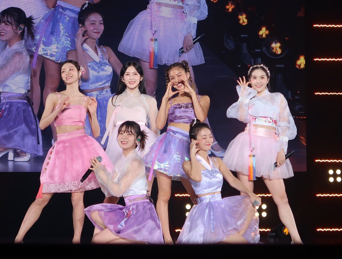 WMOMG_ID's tweet photo. [PRESS PHOTO] Oh My Girl attending largest fashion show in Japan, Kansai Collection, perform wearing hanbok.

#OHMYGIRL #오마이걸 @8_OHMYGIRL https://t.co/py0nCB3ReU