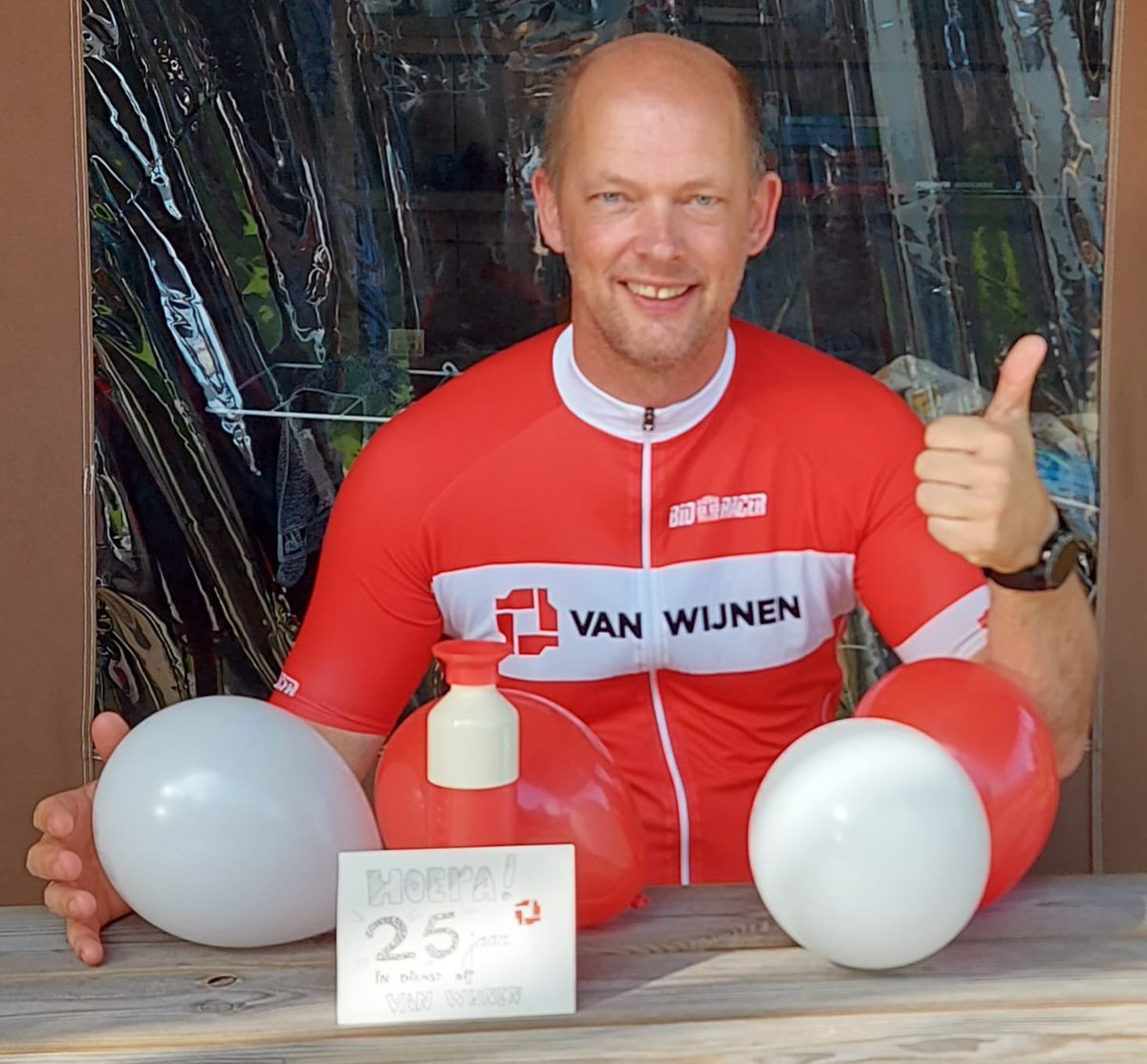 Lex houdt hier helemaal niet van, en meestal houden we daar rekening mee … maar nu niet 😜   We willen natuurlijk niet ongemerkt voorbij laten gaan dat (twitterloze) #LexHuiskamp vandaag 25 jaar in dienst is bij <a href="/VanWijnenGroep/">Van Wijnen</a> >> l.huiskamp@vanwijnen.nl