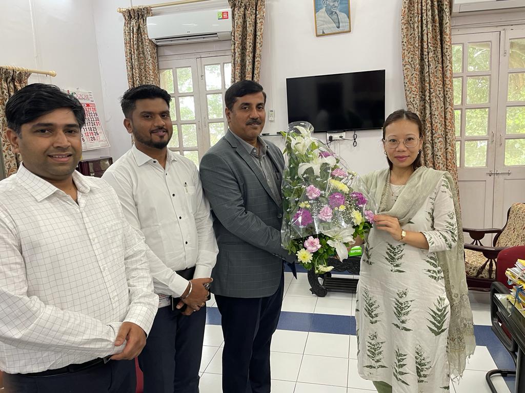changunner's tweet photo. Panaji Regional Head Shri Rajesh Kumar Jha along with SSI Panaji Branch Head Manishkumar Masram and RBDM Akkshay Patil met with North Goa District Collector and District Magistrate Ms. Mamu Hage.
@bankofbaroda #BOBM&G #BOBPUNE #ROGOA #PANAJI #0482 #NorthGoaCollector https://t.co/4gS9Y0I1By
