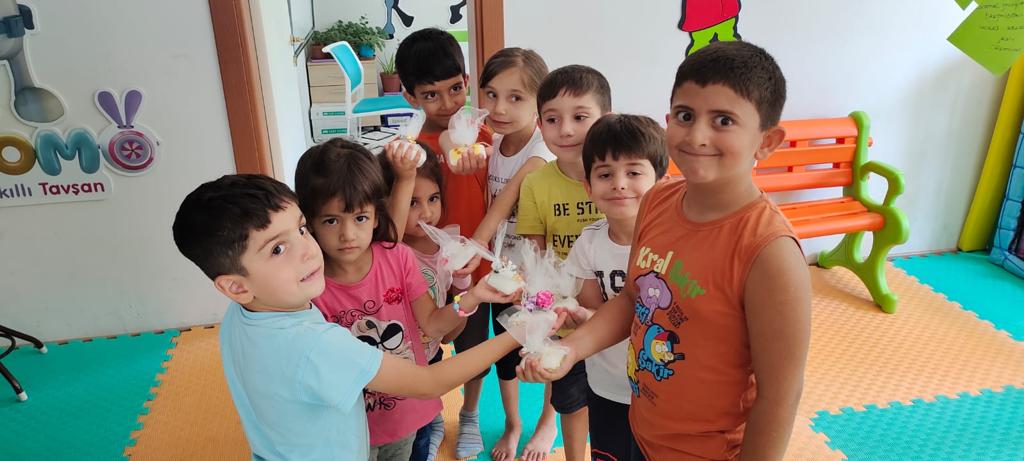 yeksamyesilyurt's tweet photo. Kiltepe Meslek Edindirme Kurs Merkezi Yaz Kur'an Kursu öğrencilerimiz Temizlik Adabı konusunu öğrendiler, kendilerine sabundan süsler yaptılar. Ev ödevi olarak dolaplarını düzenleyip yaptıkları sabun süslemelerini oraya yerleştirecekler.

Onlar için kolay iş. 😉😌🤗 https://t.co/qcFVNPrCGs